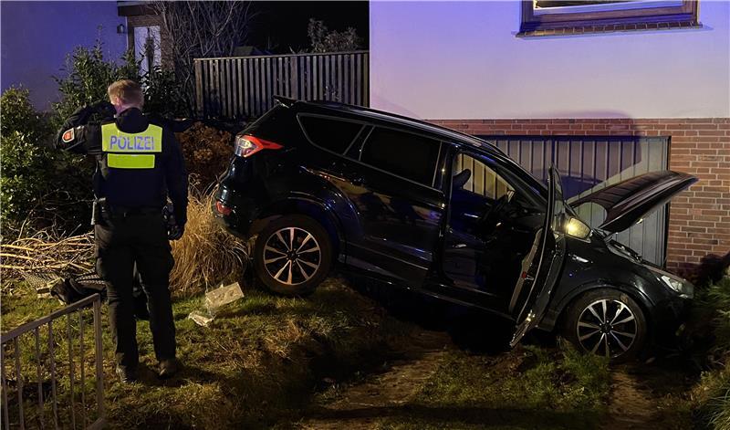 Fahrer schwer verletzt: SUV kracht gegen eine Hauswand in Buxtehude Der Fahrer krachte gegen eine Hauswand im Bollweg in Buxtehude.