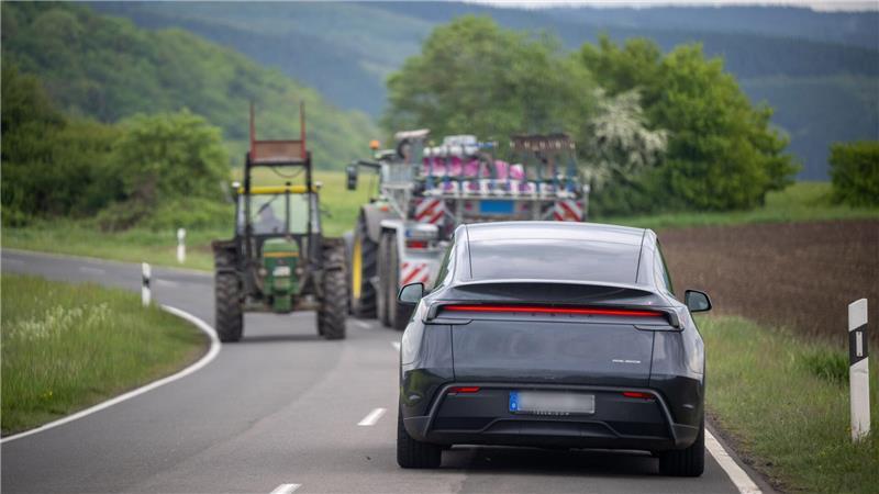 Selbstfahrende Teslas bringen Schüler und Senioren ans Ziel Der Fahrer legt während der Fahrt seine Hände auf die Knie. (Archivbild)