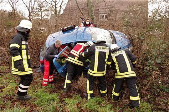 Der Fahrer musste aus dem Unfallfahrzeug gerettet werden. Foto: Rolf Hillyer-Funke / Feuerwehren Samtgemeinde Oldendorf-Himmelpforten