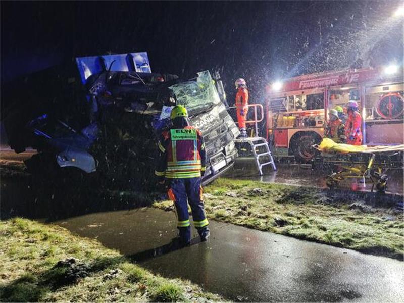 Der Fahrer musste nach dem Unfall auf der K209 von den Feuerwehrleuten aus der Fahrerkabine befreit werden.