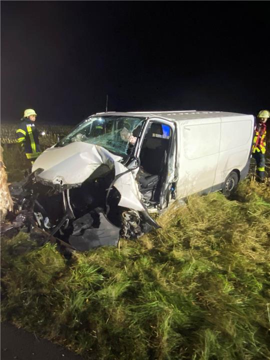 Der Fahrer musste von der Feuerwehr aus seinem Wagen befreit werden. Foto: Polizei