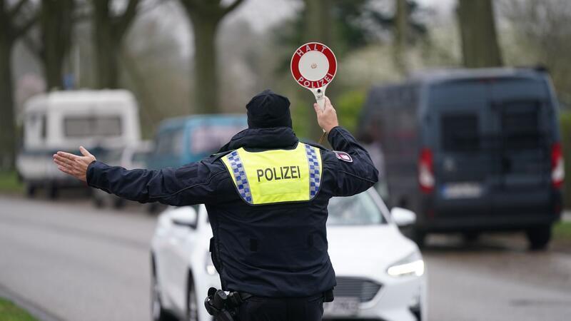 Der Fahrer soll den Angaben zufolge die Anhaltezeichen der Polizei missachtet haben und mit dem Auto davongefahren sein. (Symbolbild)