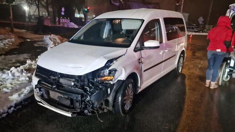 Schwerer Unfall auf der B495 in Hemmoor – Zwei Verletzte Der Fahrer und die Beifahrerin blieben bei dem Zusammenstoß unverletzt.
