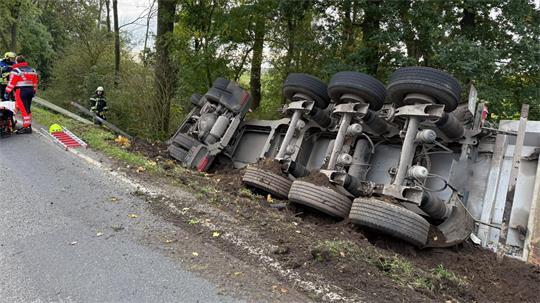 Der Fahrer war in einer leichten Kurve zu weit nach außen gekommen. Der Laster kippte in den abschüssigen Seitenraum.