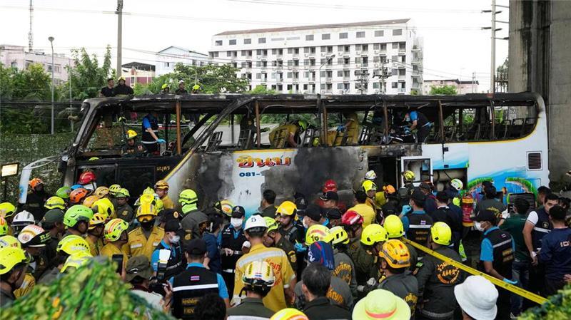 Schulbus-Brand: Thailand trauert um tote Kinder und Lehrer Der Fahrer war zunächst geflohen, hat sich aber den Behörden gestellt.