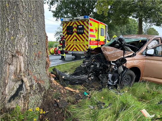 Der Fahrer wurde bei dem Unfall auf der L123 schwer verletzt. Foto: Feuerwehr Harsefeld