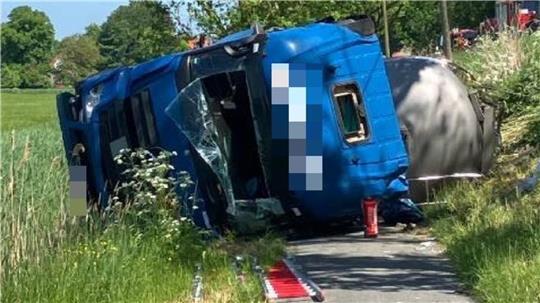 Der Fahrer wurde bei dem Unfall schwer verletzt.