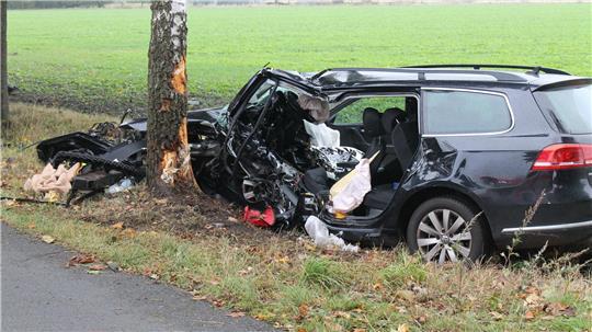 Der Fahrer wurde durch die Wucht des Aufpralls im Auto eingeklemmt.