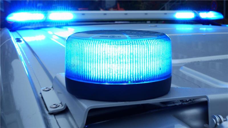 Der Fahrer wurde nach bisherigen Erkenntnissen nicht verletzt. (Symbolbild)