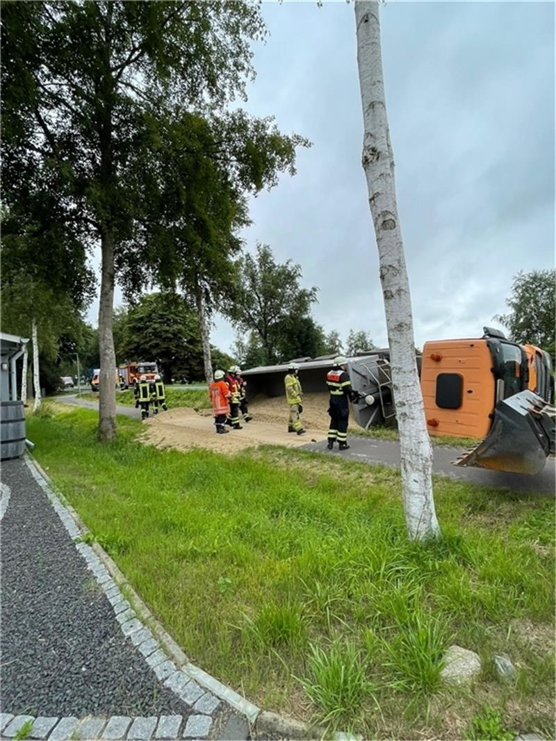 Groß Sterneberg: Sandlaster kippt auf Straße um Der Fahrer wurde nur leicht verletzt, als der Sandtransporter seitlich von der Straße abkam und umkippte. Ein Teil der Ladung landete auf dem Fußweg.