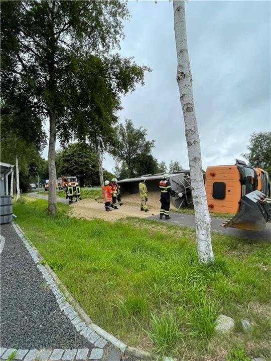 Groß Sterneberg: Sandlaster kippt auf Straße um Der Fahrer wurde nur leicht verletzt, als der Sandtransporter seitlich von der Straße abkam und umkippte. Ein Teil der Ladung landete auf dem Fußweg.