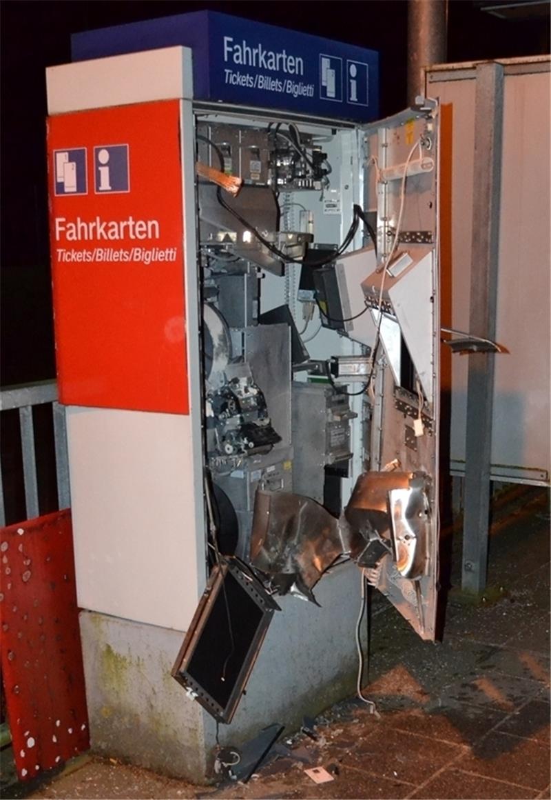 Der Fahrkartenautomat auf dem Bahnsteig in Dollern nach der Tat.