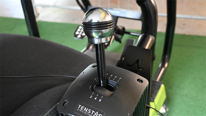 Kollisionen und ein zerstörtes Auto: Ein Selbstversuch im Fahrsimulator Der Fahrsimulator hat 38 verschiedene Fahrzeuge in petto. Manche davon sind Automatik-, andere Schaltwagen.