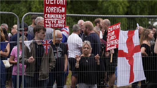 Sexualstraftäter irrtümlich aus britischer Haft entlassen Der Fall eines Asylbewerbers, der eine 14-Jährige im englischen Epping belästigte, wurde zum Anlass für wochenlange Proteste. (Archivfoto)