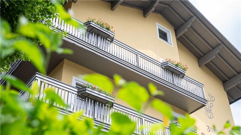 „Keine Juden erlaubt“: Oberpfälzer Hotel sorgt für Empörung Der Familienbetrieb hatte die Buchungsanfrage eines Gastes aus Israel mit der Begründung abgelehnt, keine Juden zu beherbergen.