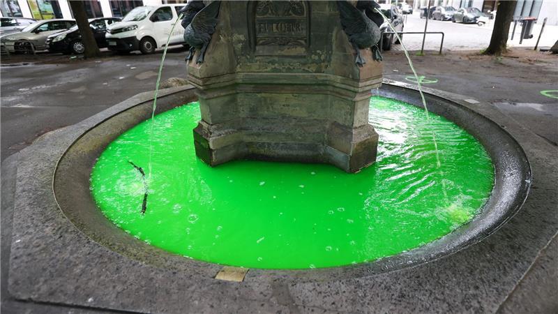Aktivisten protestieren mit grünen Brunnen gegen Gaspolitik Der Farbstoff ist ungiftig und soll schon einen Tag später nicht mehr zu sehen sein.