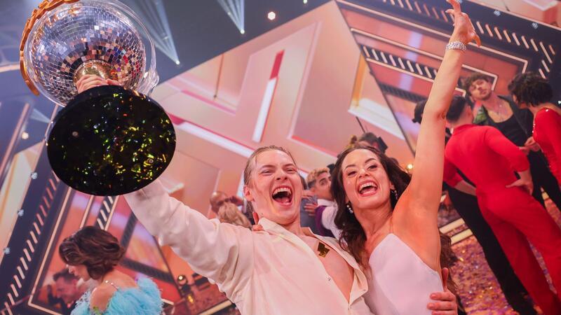 Der Favorit Gabriel Kelly, Sänger, freut sich mit Tanzpartnerin Malika Dzumaev über den Sieg und den Titel „Dancing Star 2024“.