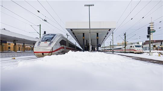 Der Fernverkehr auf den wetterbedingt gesperrten Hauptstrecken soll nun wieder anlaufen. 