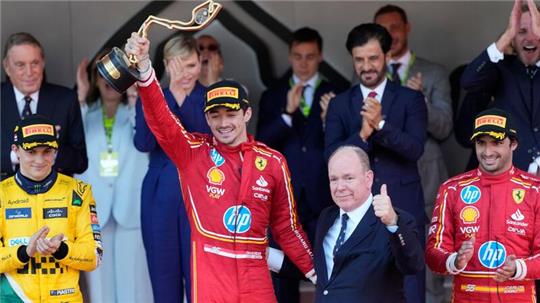 Der Ferrari-Pilot Charles Leclerc feiert nach seinem Heimsieg mit Fürst Albert II. von Monaco auf dem Podium.
