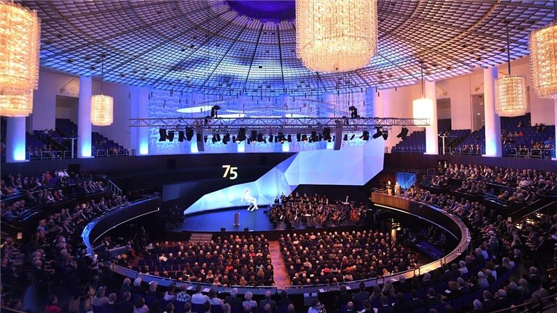 Der Festakt im Congress Centrum kostet das Land etwa 910.000 Euro. Foto: Julian Stratenschulte/dpa