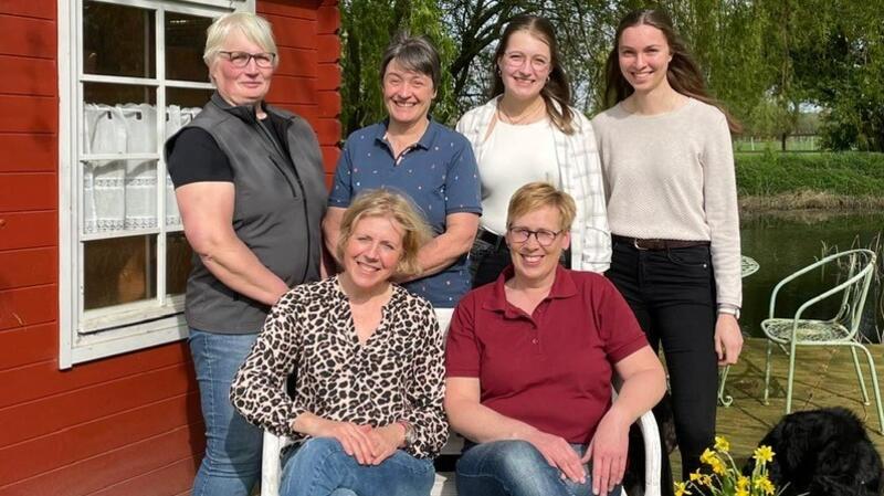 In Engelschoff dürfen Pferde auch ins Lokal: Reit- und Fahrverein feiert 100-Jähriges Der Festausschuss: vorne Nicole Scheruhn-Frisch (links) und Ines von Kroge, hinten (von links) Andrea Stüven, Dr. Ina Spreckels, Stine Hagenah und Beke Tomforde.