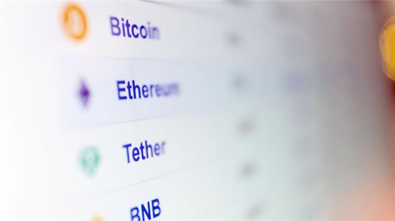 Der Festgenommene soll Menschen überzeugt haben, ihr Geld in Kryptowährungen anzulegen. Die Gelder sollen die Betrüger dann ins Ausland transferiert haben. (Symbolbild)