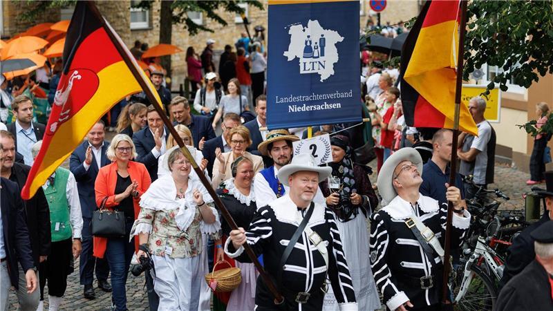 500.000 Menschen feiern friedlich beim Tag der Niedersachsen Der Festumzug zum Tag der Niedersachsen zog farbenfroh durch die Osnabrücker Innenstadt.