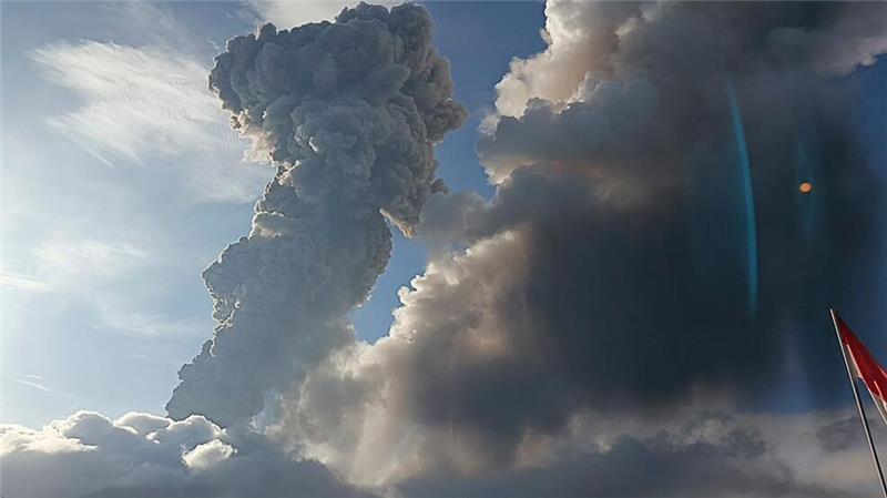 Der Feuerberg spuckt seit Tagen immer mehr Asche.