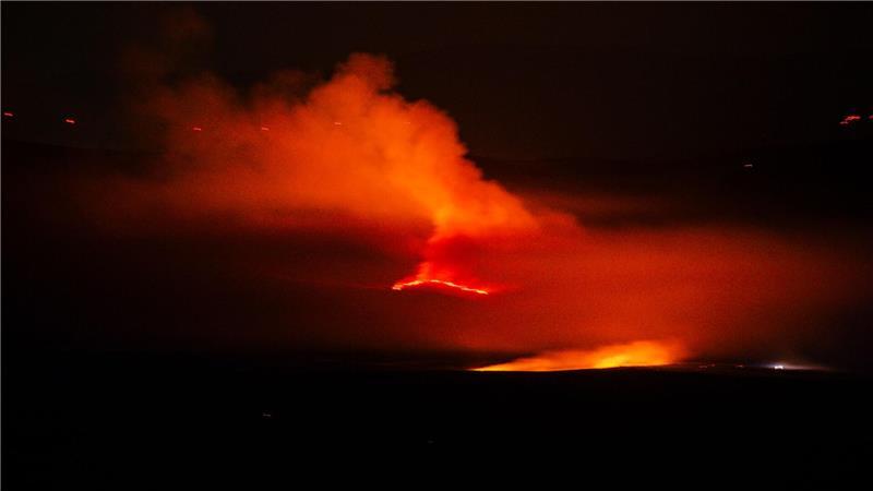 Der Feuerschein der riesigen Waldbrände ist vor allem nachts wie hier in der Autonomen Gemeinschaft von Kastilien und León in Spanien weithin sichtbar.