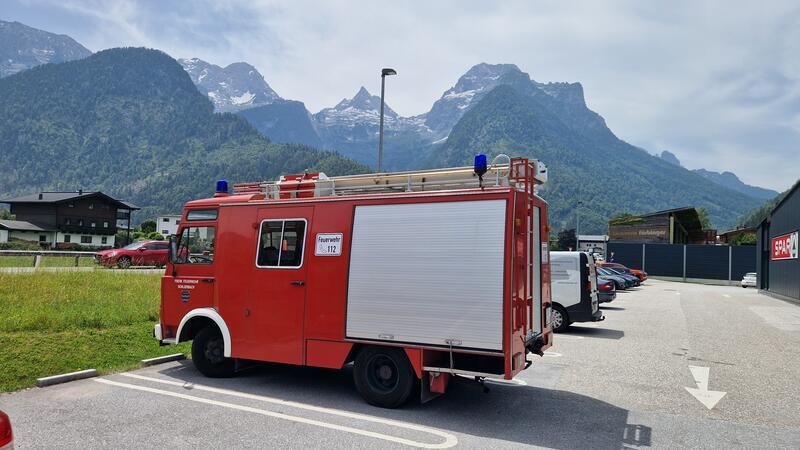 Der Feuerwehr-Oldtimer aus Wischhafen vor alpiner Kulisse in Österreich.