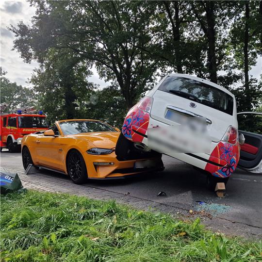 Der Fiat wurde bei einem Unfall in Stade auf den Kühlergrill des Ford geschleudert. Foto: Feuerwehr Stade