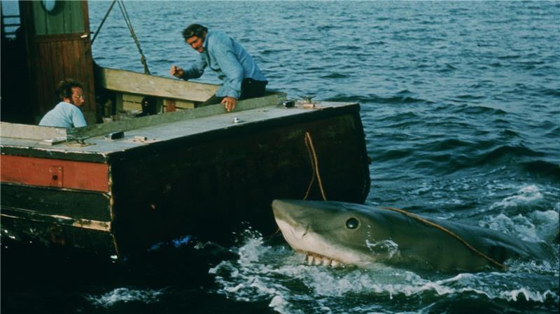 Von Nordsee bis Bodensee: „Der weiße Hai“ wieder im Kino Der Film gilt als Geburtsstunde des Sommer-Blockbusters. Hier zu sehen Richard Dreyfuss (l) als Meeresbiologe und Robert Shaw (r) als Haifänger Quint.