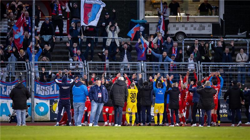 Der Finaleinzug ist perfekt. D/A feiert mit seinen Fans in Oldenburg.