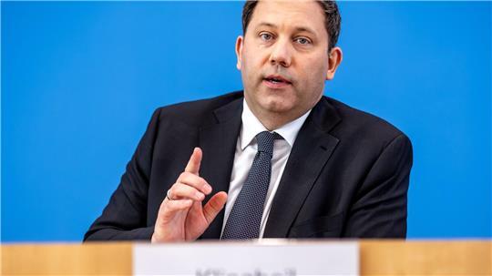 Der Finanzminister legt einen unfertigen Entwurf vor.