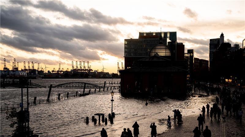 Der Fischmarkt an der Elbe im Hamburger Hafen steht während einer Sturmflut unter Wasser.