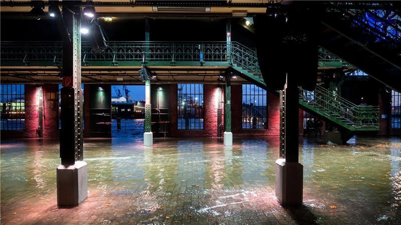 Der Fischmarkt mit der Auktionshalle an der Elbe in Hamburg steht unter Wasser.