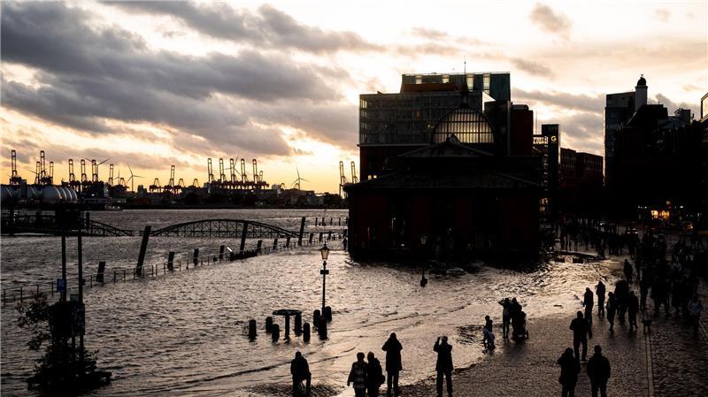 Bilder des Tages Der Fischmarkt mit der Fischauktionshalle an der Elbe im Hafen steht während einer Sturmflut unter Wasser.
