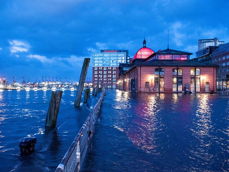 Der Fischmarkt mit der Fischauktionshalle in Hamburg ist am Morgen während einer Sturmflut beim Hochwasser der Elbe überschwemmt. Foto: Daniel Bockwoldt/dpa