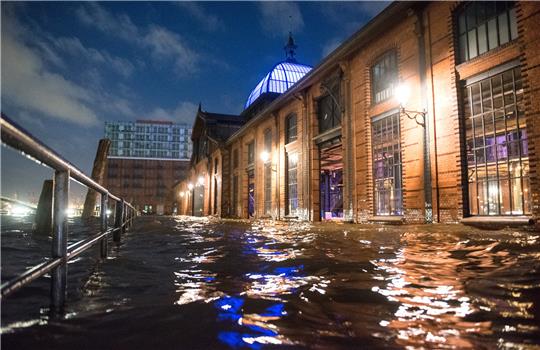 Der Fischmarkt mit der Fischauktionshalle ist am Morgen während einer Sturmflut beim Hochwasser der Elbe überschwemmt. Foto: Daniel Bockwoldt/dpa