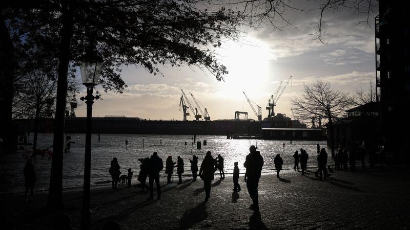 U-Bahnen in Hamburg wegen des Sturms langsamer unterwegs Der Fischmarkt wird bei einer Sturmflut überflutet.