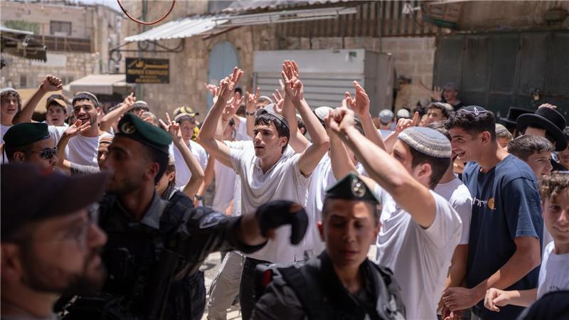Fluchtaufruf in Gaza – Neuer Hilfsmechanismus soll anlaufen Der Flaggenmarsch verläuft jedes Jahr auch durch muslimische Viertel in Jerusalem, was Palästinenser als extreme Provokation sehen.