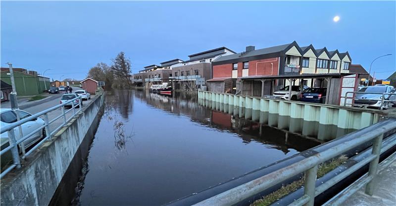 Horneburger investieren in Straßensanierung und Tourismus Der Flecken Horneburg investiert kräftig - auch in einen Wohnmobilstellplatz am Hafen unterhalb der Lühe-Brücke hinter den neuen Mehrfamilienhäusern nördlich des Bauernhofs (links).