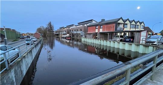 Der Flecken Horneburg investiert kräftig - auch in einen Wohnmobilstellplatz am Hafen unterhalb der Lühe-Brücke hinter den neuen Mehrfamilienhäusern nördlich des Bauernhofs (links).