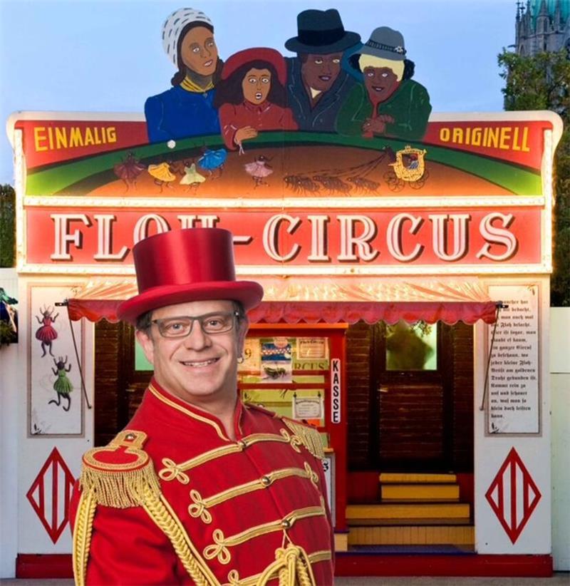 Der Flohzirkus auf dem Oktoberfest vor etwa 15 Jahren. Noch immer gehört er zum festen Wiesn-Programm.