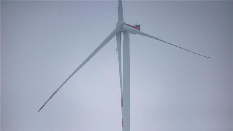 Der Flügel eines Windrads ist abgeknickt, weshalb eine angrenzende Autobahn gesperrt werden musste. 