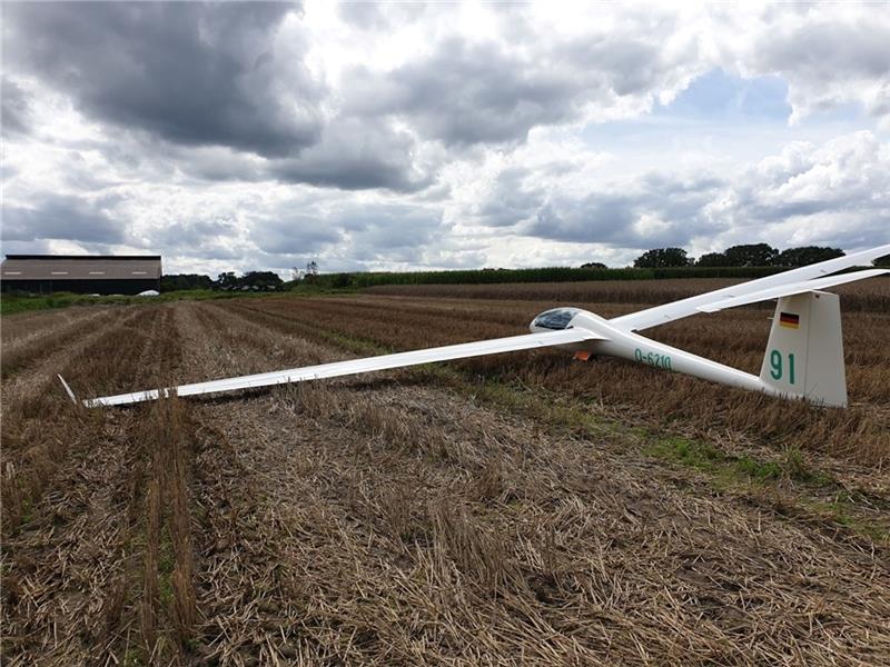 Stader Segelflieger schaffen den Klassenerhalt Der Flug des Stader Christian Ückert endete südlich von Rotenburg auf einem Stoppelfeld. Foto: Verein (nomo)