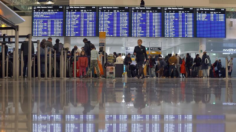 Winterwetter führt zu Flughafen-Stillstand in München Der Flugbetrieb in München kommt wegen Eisregens erneut zum Erliegen.