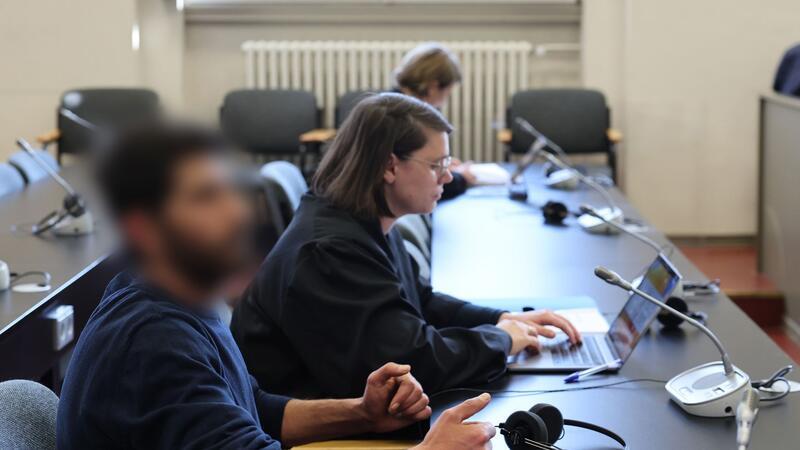 Flughafen-Geiselnehmer wird im Prozess wütend und laut Der Flughafen-Geiselnehmer von Hamburg muss sich wegen Entziehung Minderjähriger, vorsätzlicher Körperverletzung, Waffendelikten und Geiselnahme vor Gericht verantworten.