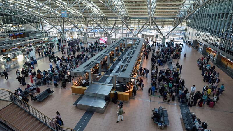 Der Flughafen Hamburg baut 22 der 90 Check-in-Schalter so um, dass sie sowohl mit als auch ohne Personal betrieben werden können. (Archivbild)