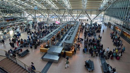 Der Flughafen Hamburg baut 22 der 90 Check-in-Schalter so um, dass sie sowohl mit als auch ohne Personal betrieben werden können. (Archivbild)